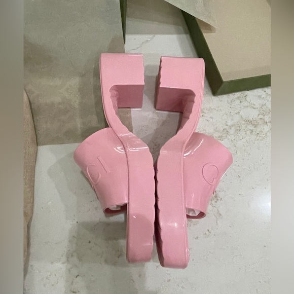 Brand New Pink Gucci woman’s slide sandal with logo rubber - Picture 2 of 8